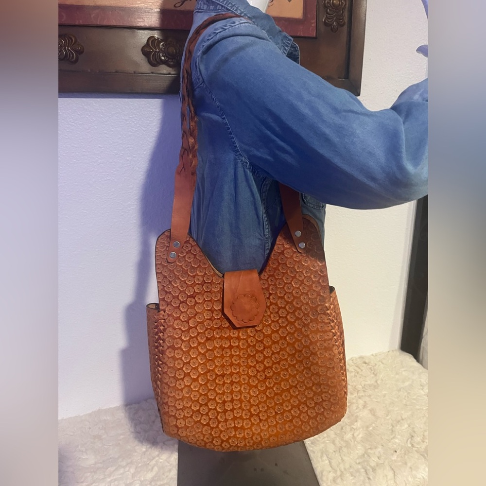 Artisan leather daisy 🌼 embossed brown leather bag